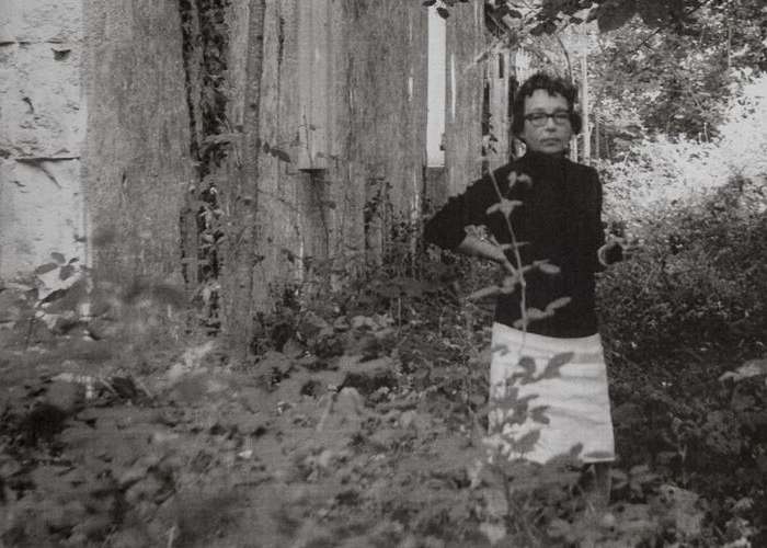 marguerite-duras-dans-la-propriete-de-ses-parents-au-platier-2.jpg
