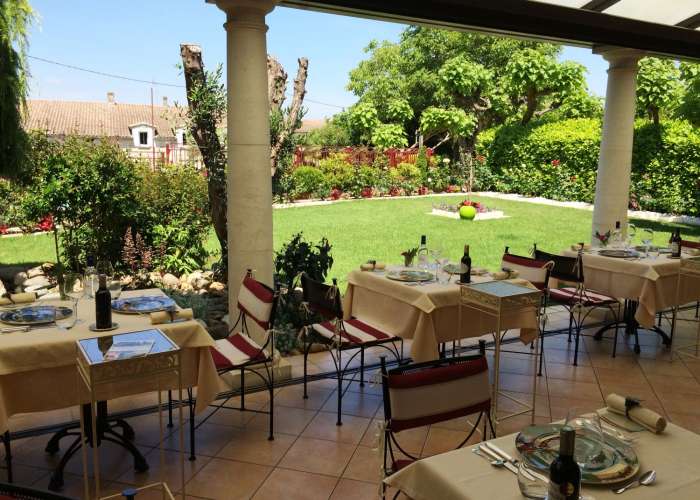 hostellerie-des-ducs-blanchet-duras-terrasse.jpg