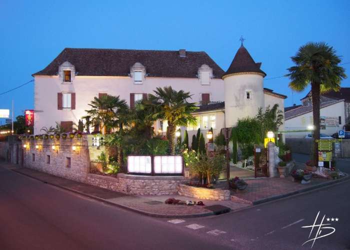 hostellerie-des-ducs-entree-nuit.jpg