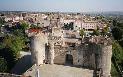 duras-vue-du-chateau-routes-touristiques-du-lot-et-garonne-guide-du-tourisme-d-aquitaine.jpg